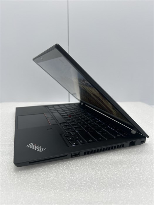 Ноутбук Lenovo T14 G1 T 14(20S0000HRT) 14"/Intel Core i5-10210U/RAM 16 GB/SSD 512 GB/Intel UHD Graphics/1920 x 1080/IPS/Windows 10 /Подсветка кл-ры:нет/черный. Состояние: Уценка/большой след. на матрице от клавиатуры 20S0000HRT- Уценка/большой след. на матрице от клавиатуры